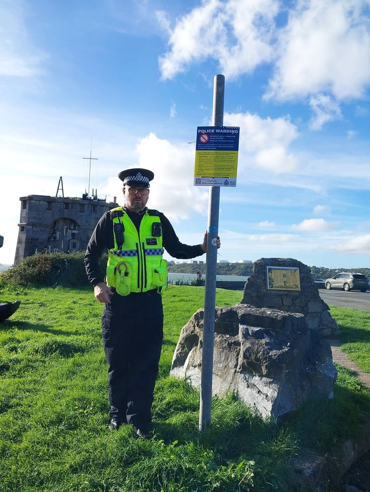 PC 823 installing the warning sign at Fort Road car park