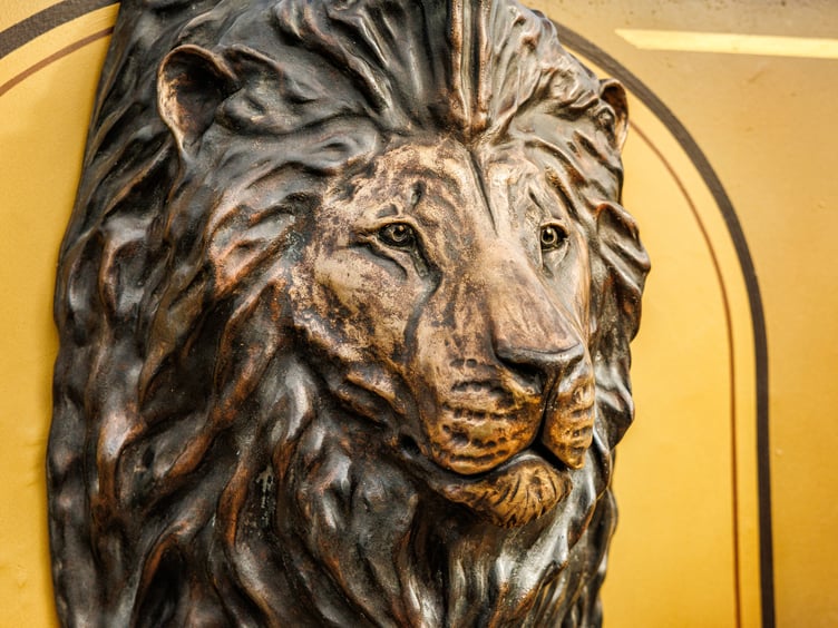 Close-up of Katie Morrissey’s realistic bronze-sculpted memorial to lion Hugo at Folly Farm